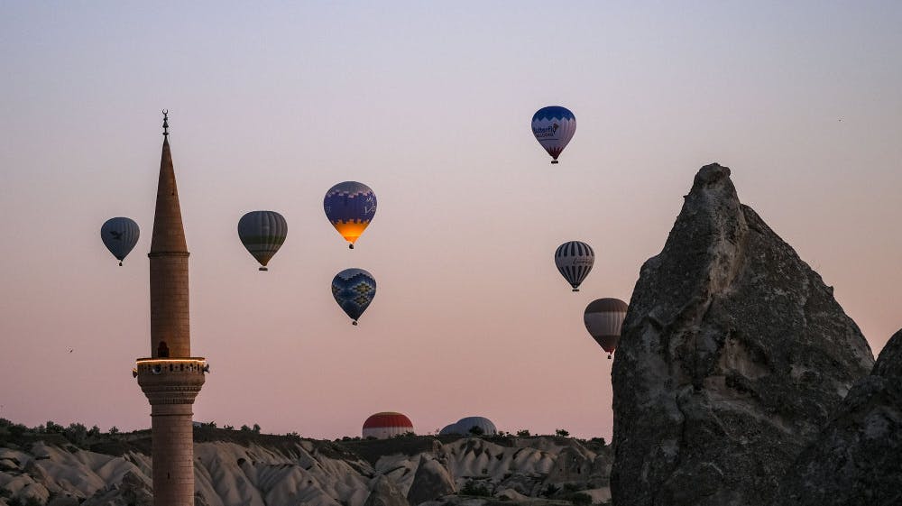 Det tyrkiske område Kappadokien er blandt andet kendt for sine luftballonture. Her ses luftballoner over nationalparken Greme i området.