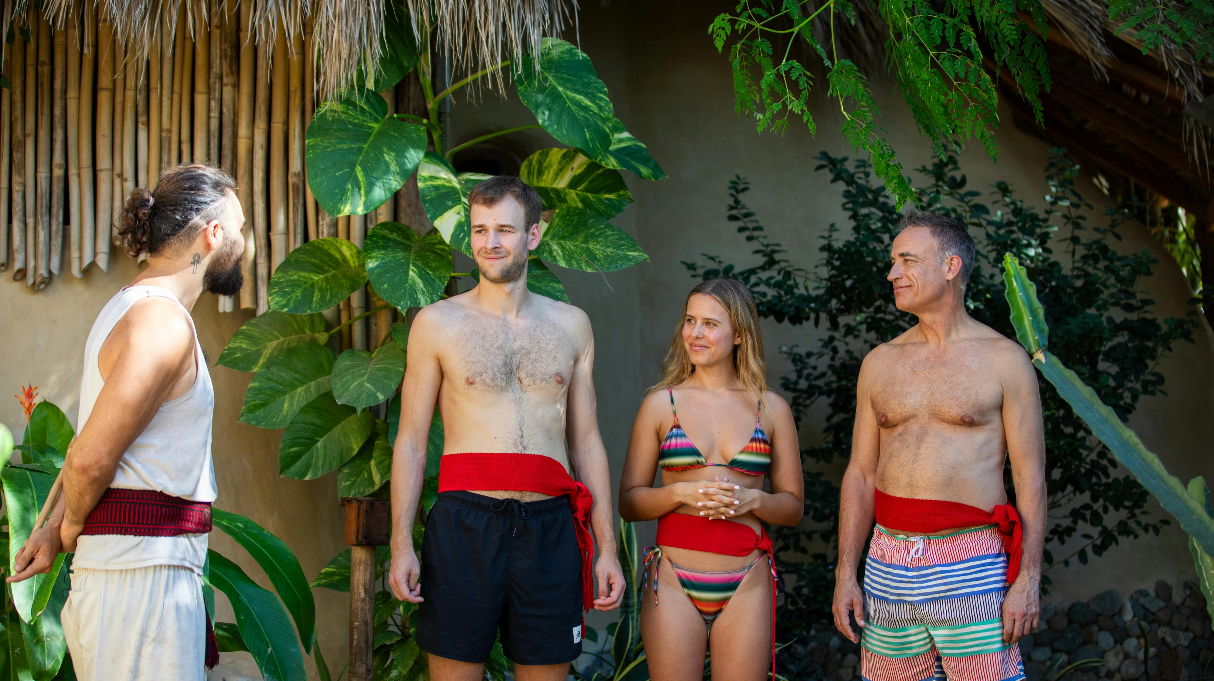 Det er ikke hver dag, at man har sin far med på date. Men det havde Emma Sofie Nielsen, da hun og Anton skulle besøge en temazcal.