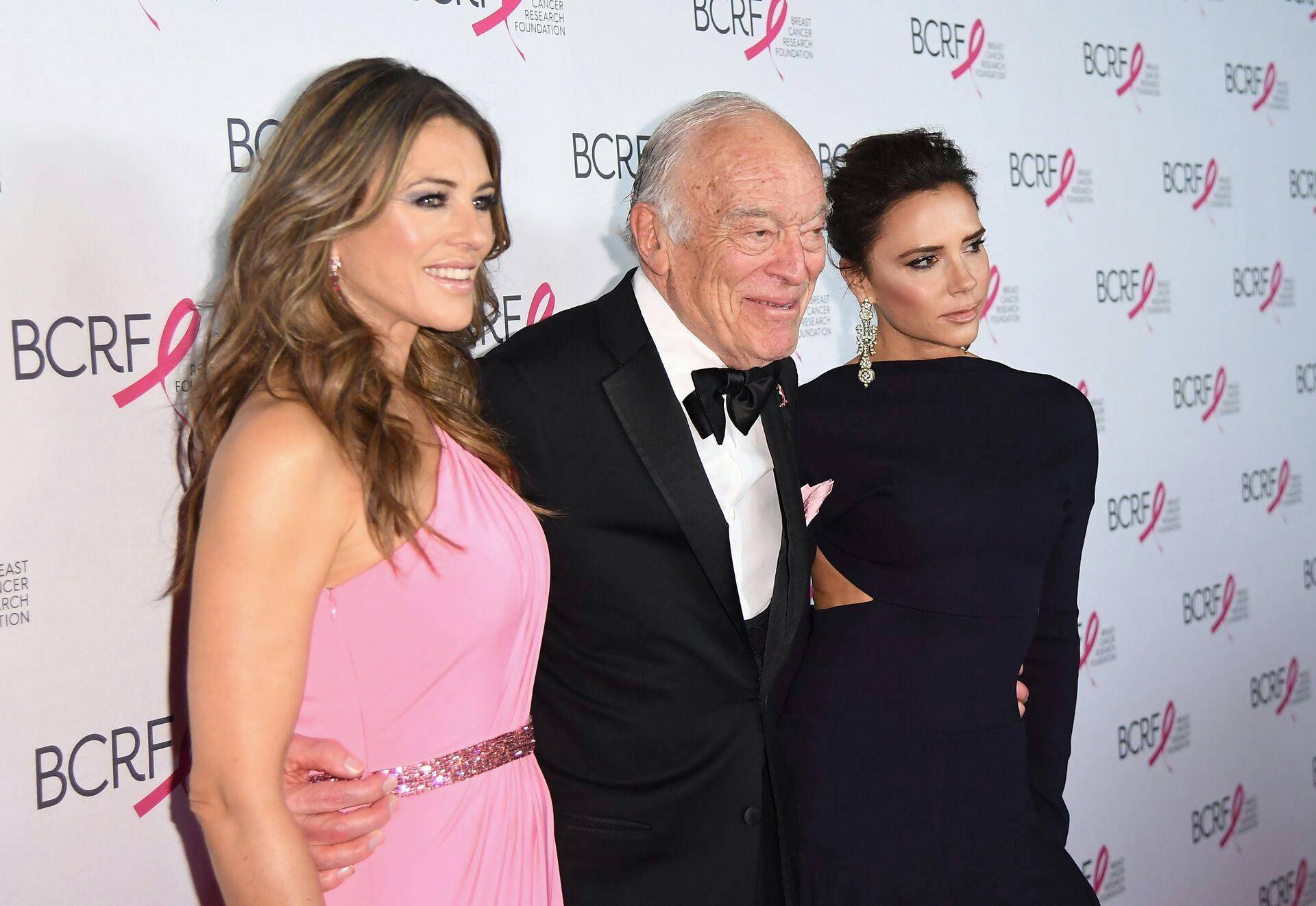 Leonard Lauder i følgeskab med Liz Hurley og Victoria Beckham til en fest i 2017.