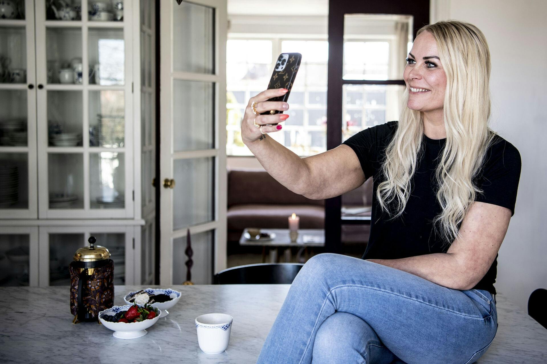 Pernille Riis rammer snart de 60.000 følgere, og hendes profil er åben, så alle og enhver kan følge med i, hvad hun slår op. Eksempelvis når hun kører i bil, mens hun sidder med sin telefon.