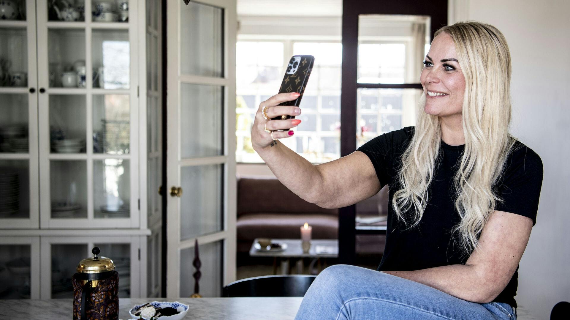 Pernille Riis rammer snart de 60.000 følgere, og hendes profil er åben, så alle og enhver kan følge med i, hvad hun slår op. Eksempelvis når hun kører i bil, mens hun sidder med sin telefon.