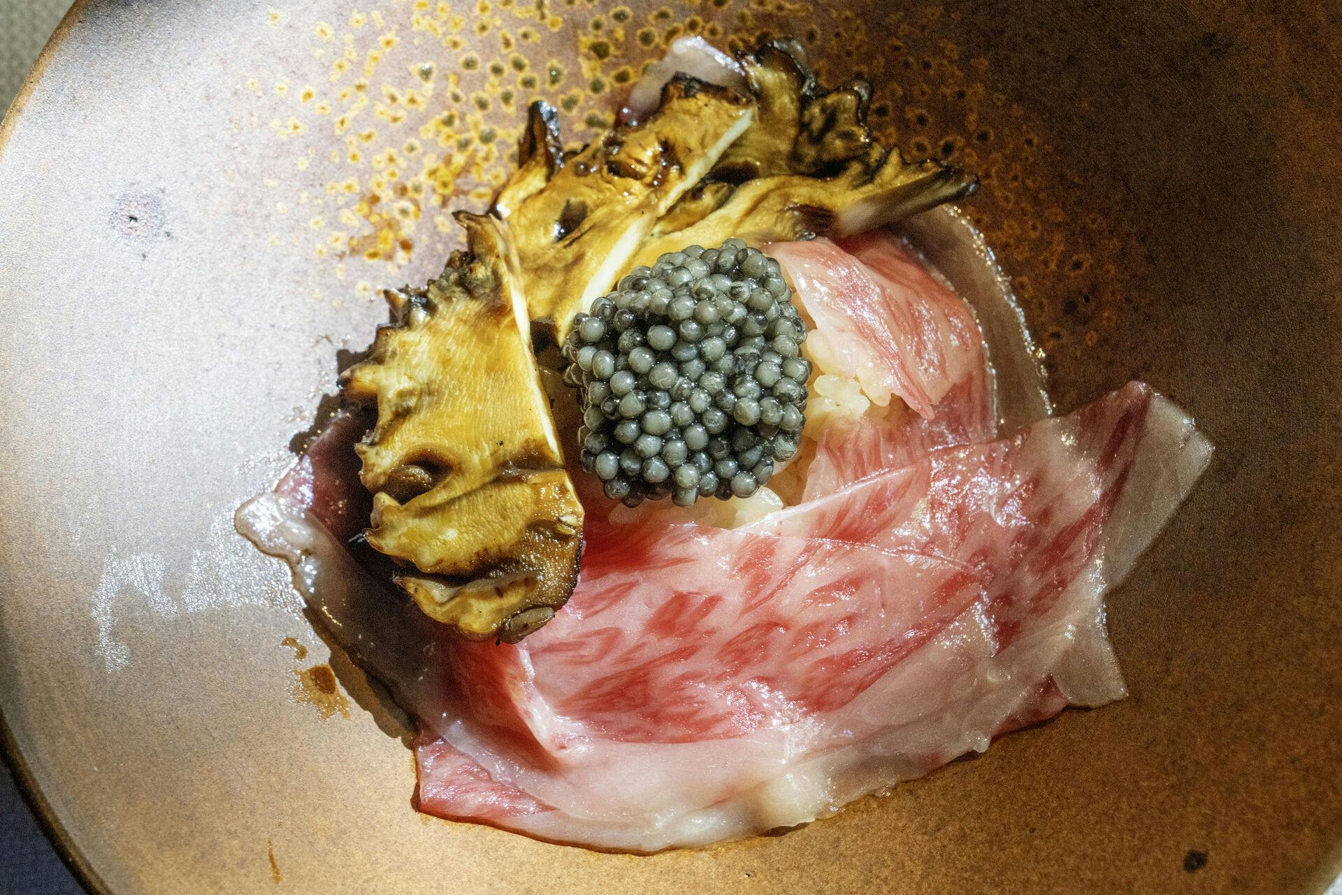 Madanmeldelse af Restaurant Udtryk i Teglgårdsstræde. Donabe of Koshihikari Rice, Norlin Wagyu & Maitake.
