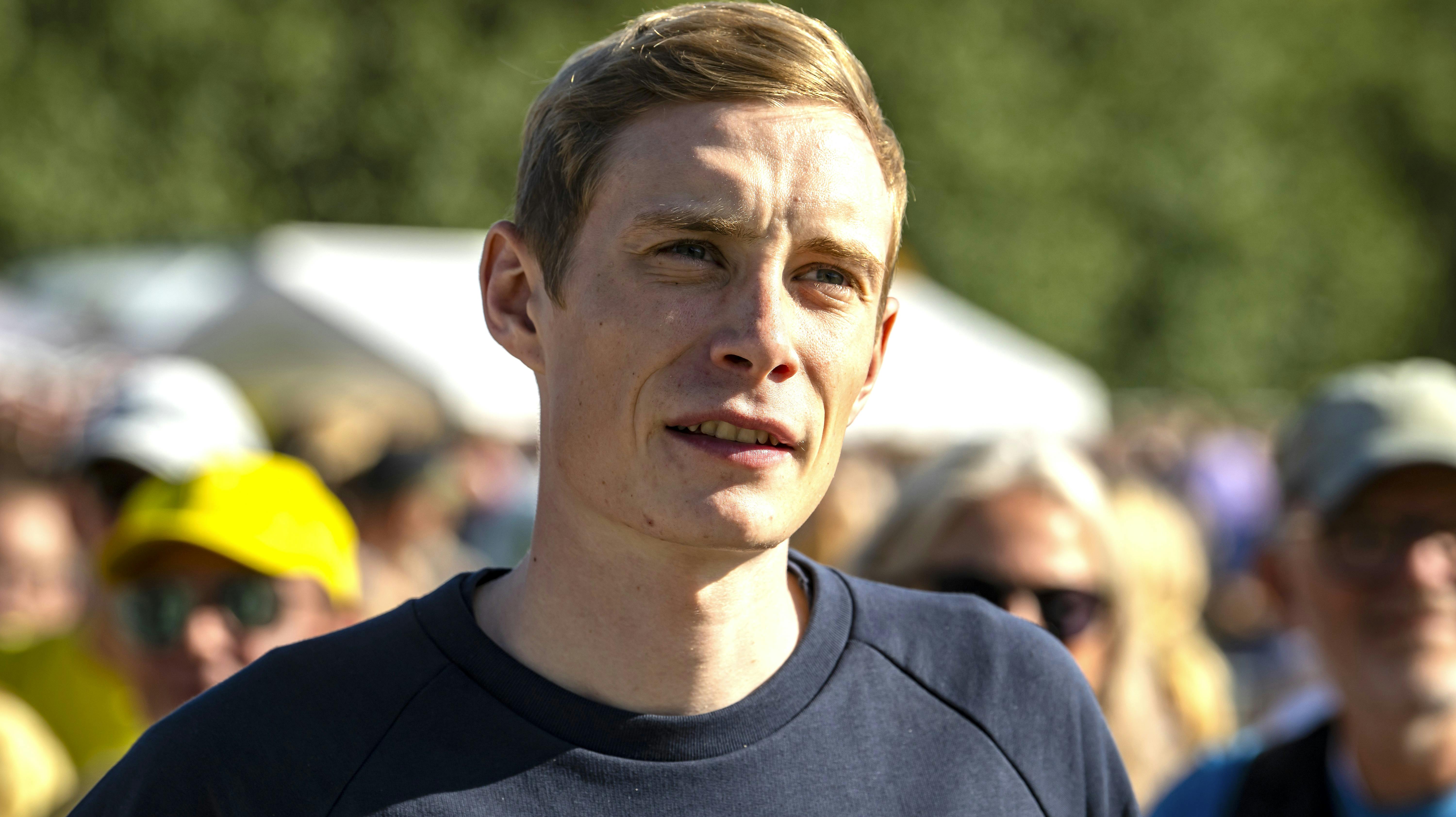 Jonas, Trine & lille Frida vendte i dag hjem til kæmpe hyldest i Glyngøre. Først med biltur gennem byen og derefter til hyldest på det lokale stadion.