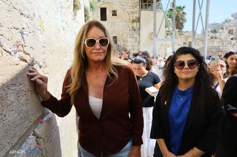 Caitlyn Jenner har weekenden over været i Israel, hvor hun angiveligt måtte gå i beskyttelsesrum for at komme væk fra weekendens bombardement af Jerusalem.