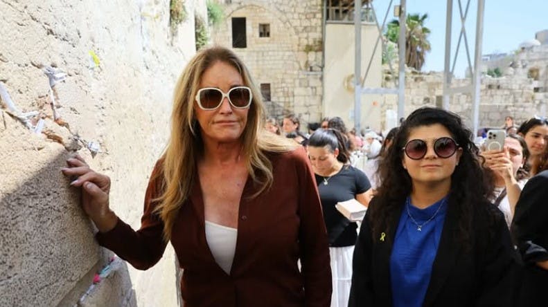 Caitlyn Jenner har weekenden over været i Israel, hvor hun angiveligt måtte gå i beskyttelsesrum for at komme væk fra weekendens bombardement af Jerusalem.
