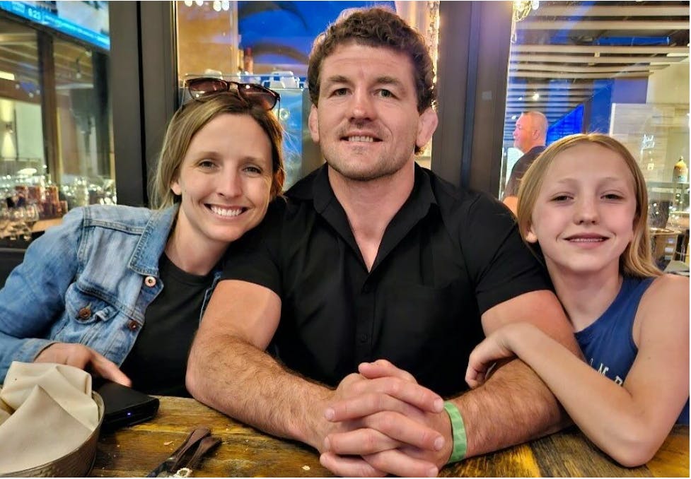 Ben Askren (i midten) sammen med sin kone og datter.