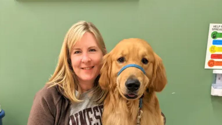 Amerikanske Vance Boelter, der er sigtet for at have dræbt politikere i Minnesota skød tilsyneladende også Melissa Hortmans golden retriever, Gilbert. Hunden blev så ilde tilredt, at den nu er blevet aflivet 