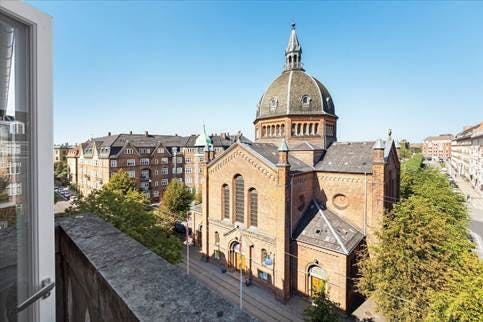 Liebhaverlejligheden ligger øverst i en historisk ejendom midt på Frederiksberg - nu er den sat til salg for 13,5 millioner kroner.