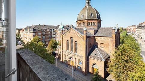 Liebhaverlejligheden ligger øverst i en historisk ejendom midt på Frederiksberg - nu er den sat til salg for 13,5 millioner kroner.
