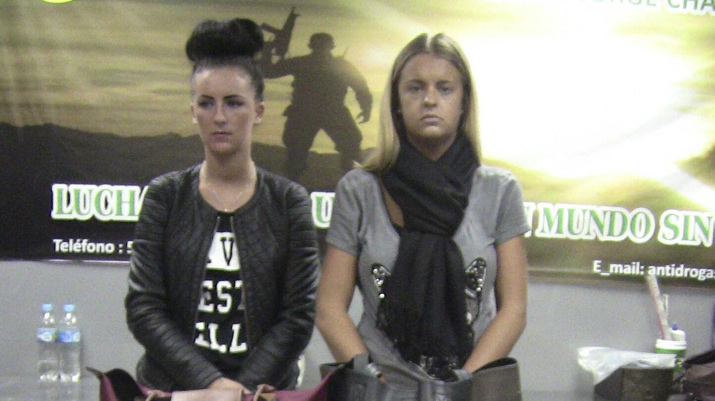 Dette billede af Michaella McCollum og Melissa Reid blev taget, efter de blev anholdt i lufthavnen i Peru. Medierne endte med at døbe dem "Peru Two".