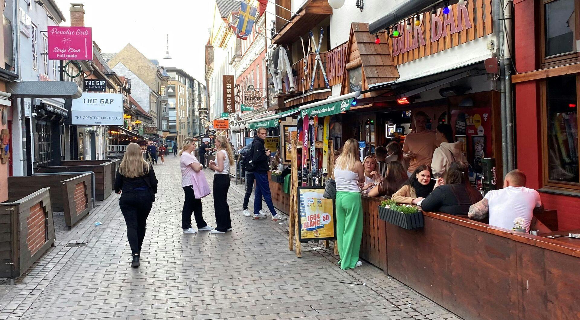 En 18-årig mand kom alvorligt til skade i gaden i Aalborg natten til søndag efter at være i kontakt med politiet. 