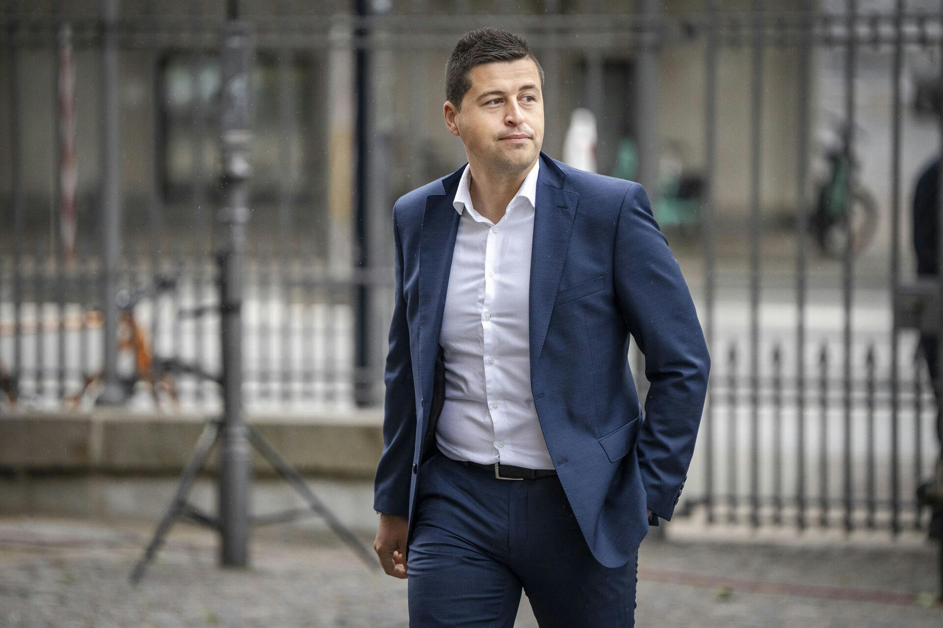 Mike Villa Fonseca (UFG) ankommer da der afholdes festgudstjeneste i Holmens Kirke i København, onsdag den 5. juni 2024. Folketinget fejrer 175-året for den første Grundlov.. (Foto: Mads Claus Rasmussen/Ritzau Scanpix)