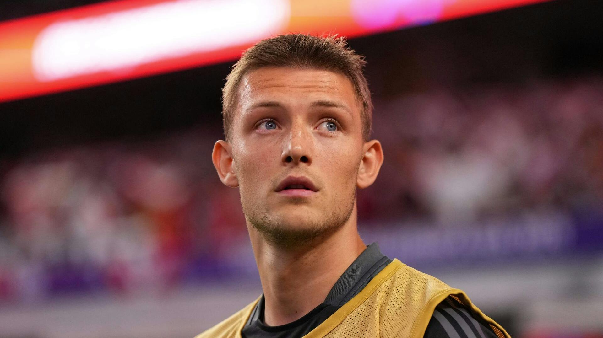 Oliver Sonne er en forlovet mand, hvilket han viser sine 615.000 følgere på Instagram.