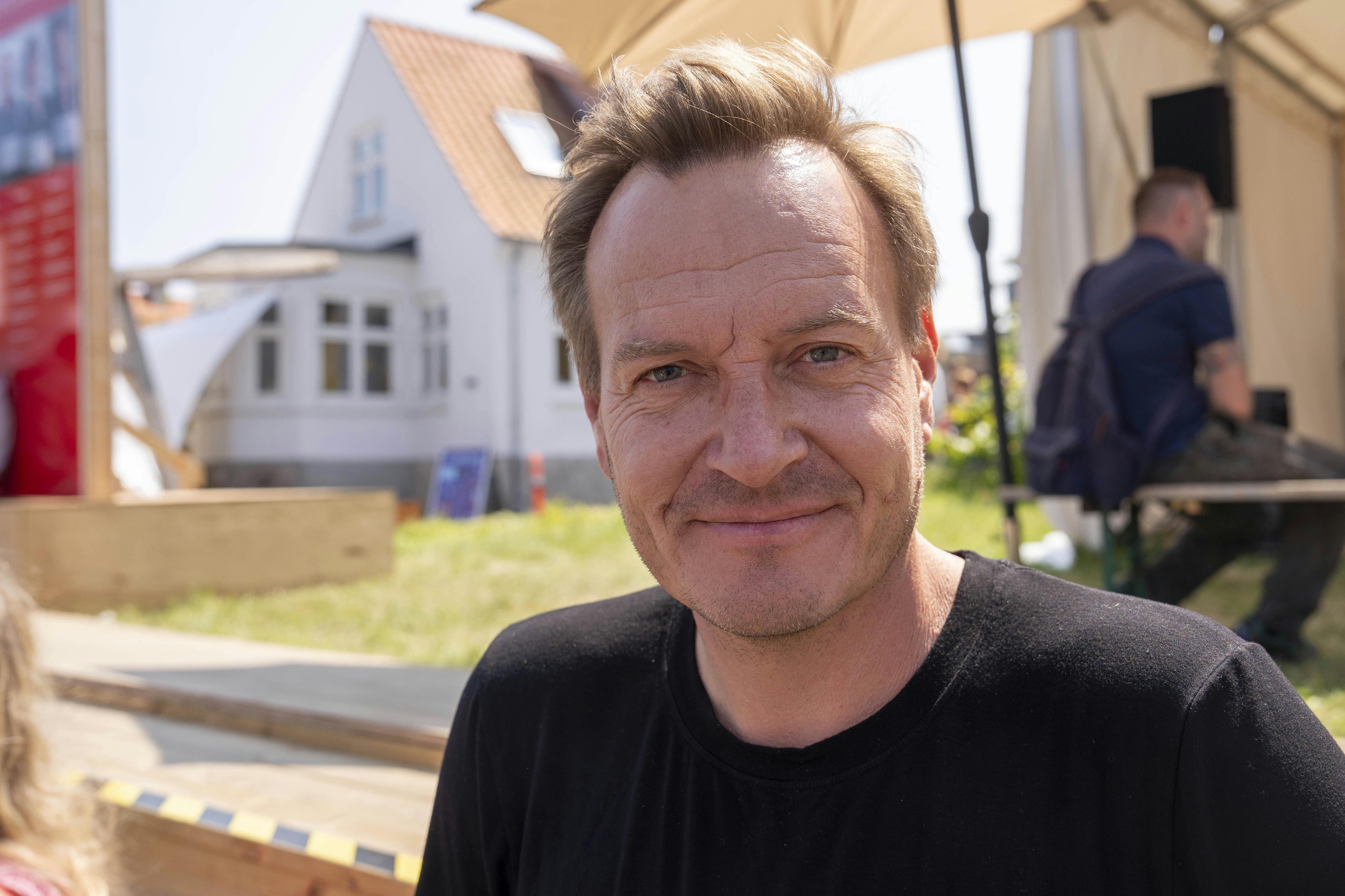 Man kan lige ane forskellen på Rasmus Tantholdts øjne på billedet her, hvis man kigger godt efter. 