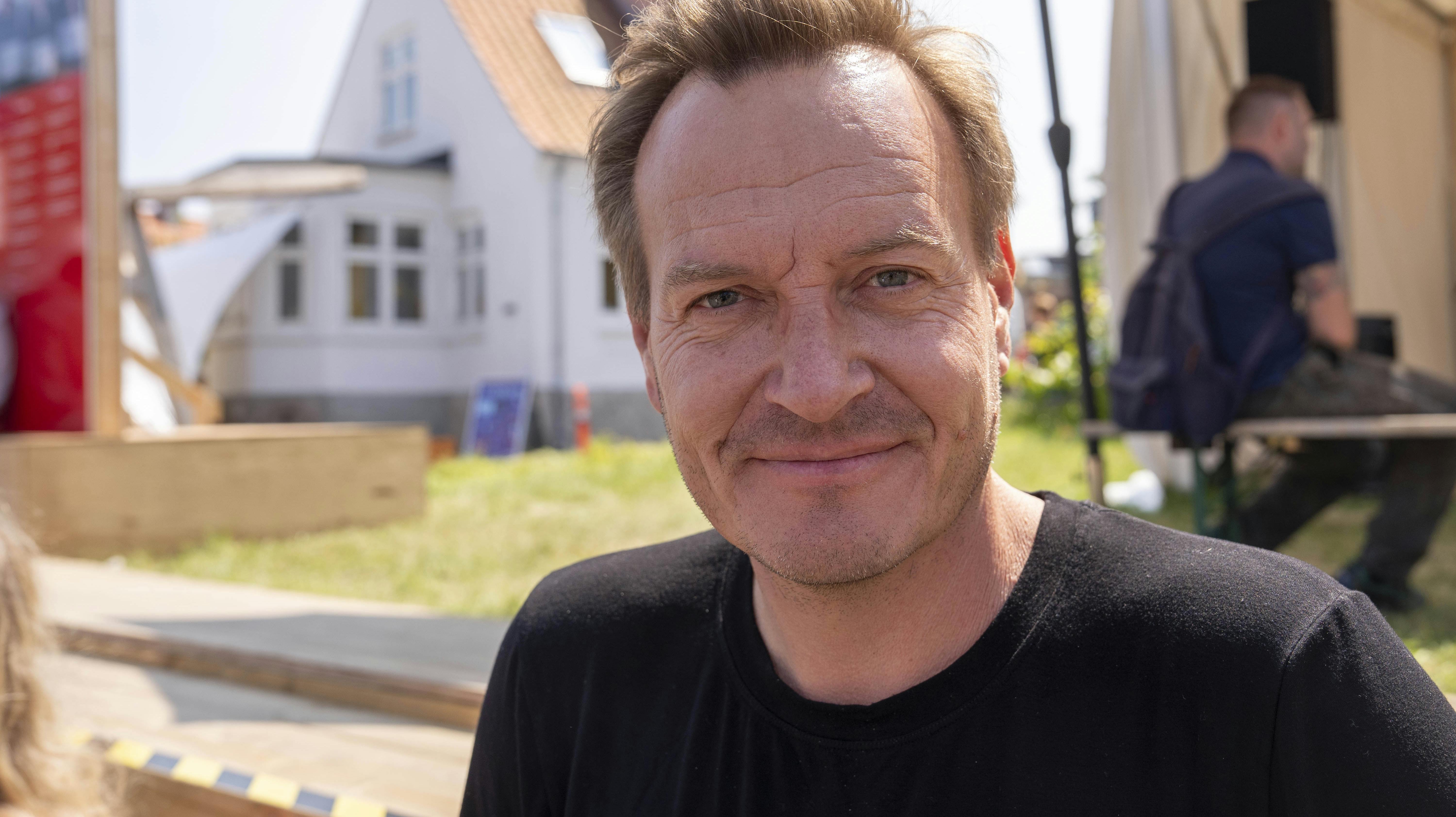 Man kan lige ane forskellen på Rasmus Tantholdts øjne på billedet her, hvis man kigger godt efter.