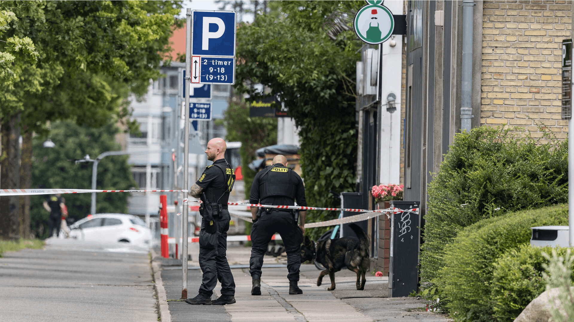 Den sigtede meldte sig selv til politiet, efter han ifølge politiet skød og dræbte sin ekskone i Brønshøj mandag eftermiddag. Han nægter sig skyldig.