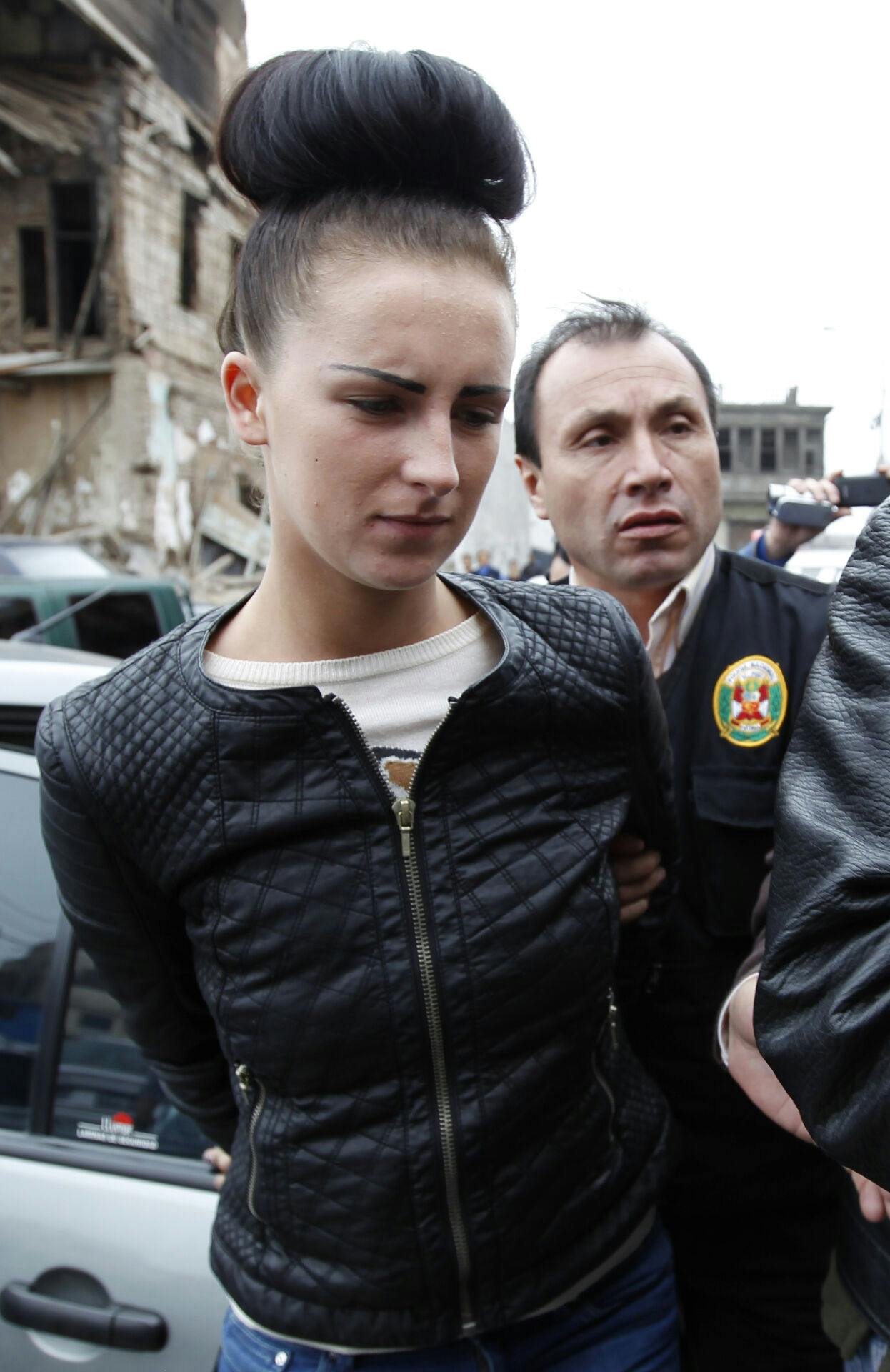 Michaella McCollum hævdede, at en mand ved navn Davey ville betale hende og Melissa Reid for at smugle "en lille mængde" stoffer til Barcelona. Da de sad i flyet, opdagede de dog, at det havde kurs mod Peru - og i kufferten var der altså ikke en lille mængde kokain, men i stedet 11 kilo.