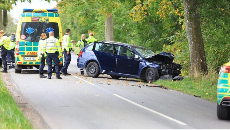 Bilen kørte frontalt ind i et træ på Tybjergvej uden for Tybjerg. Hun blev varetægtsfængslet efter ulykken.