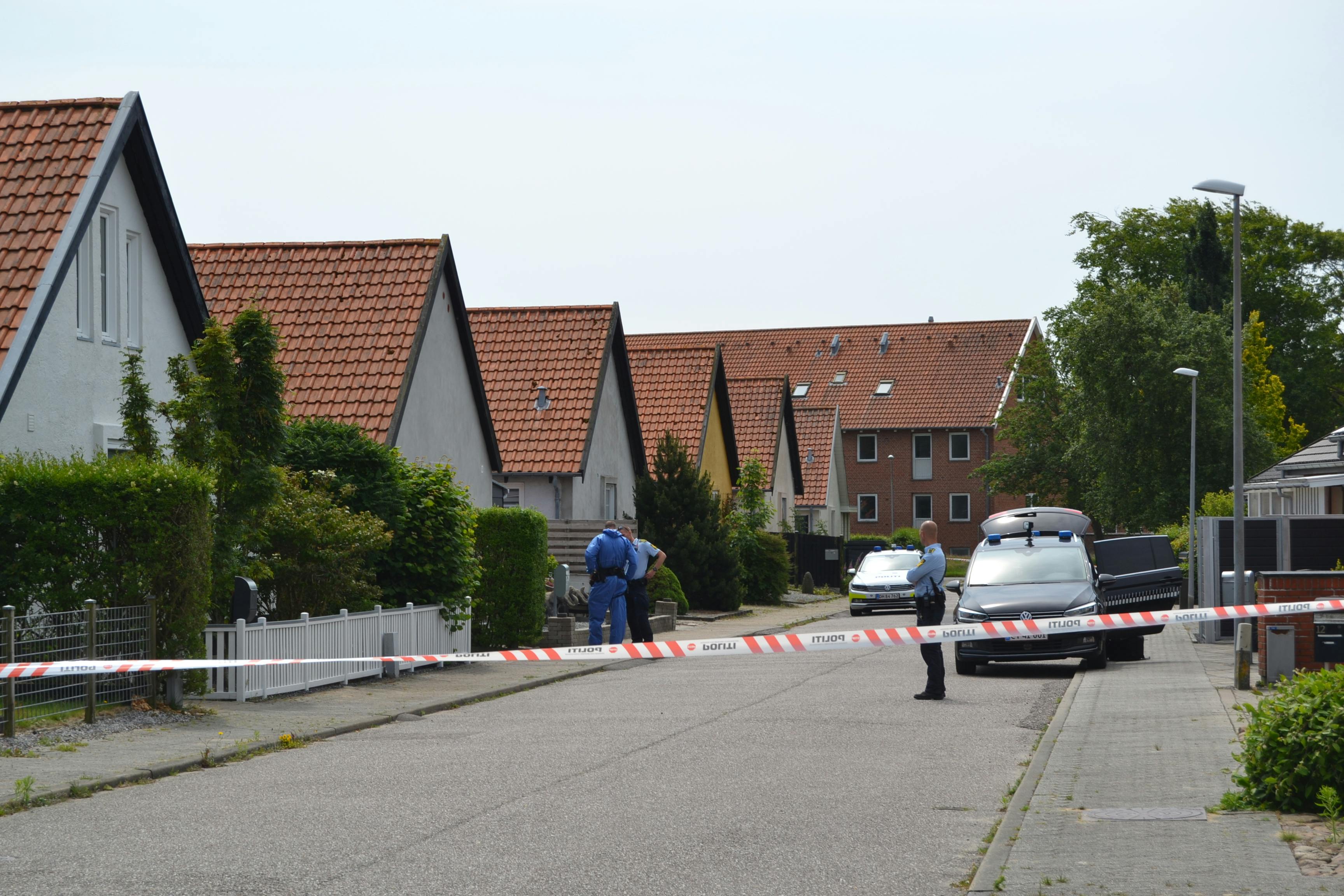 Der er ikke fare for andre i området, oplyser politiet på X.