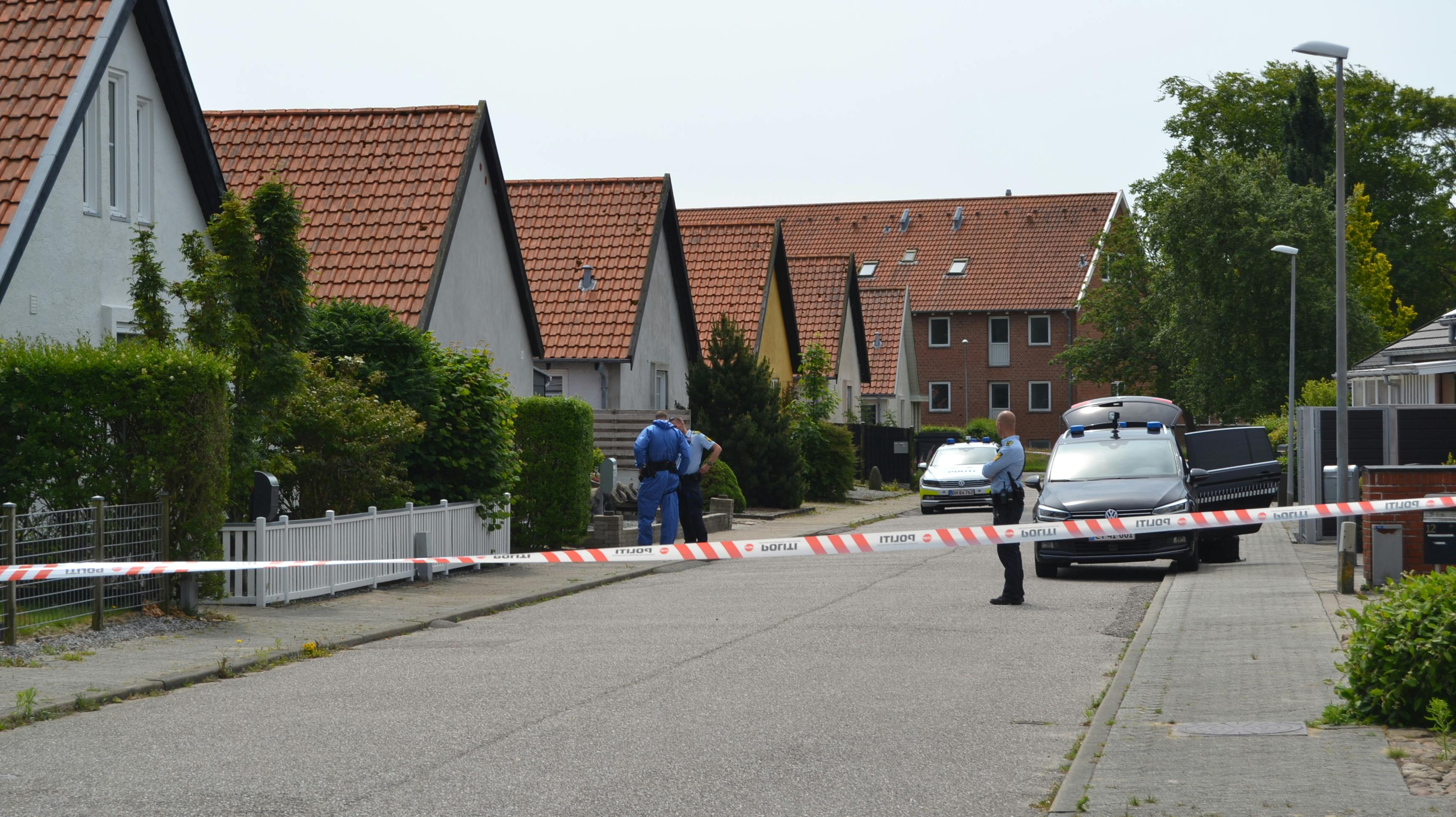 Der er ikke fare for andre i området, oplyser politiet på X.