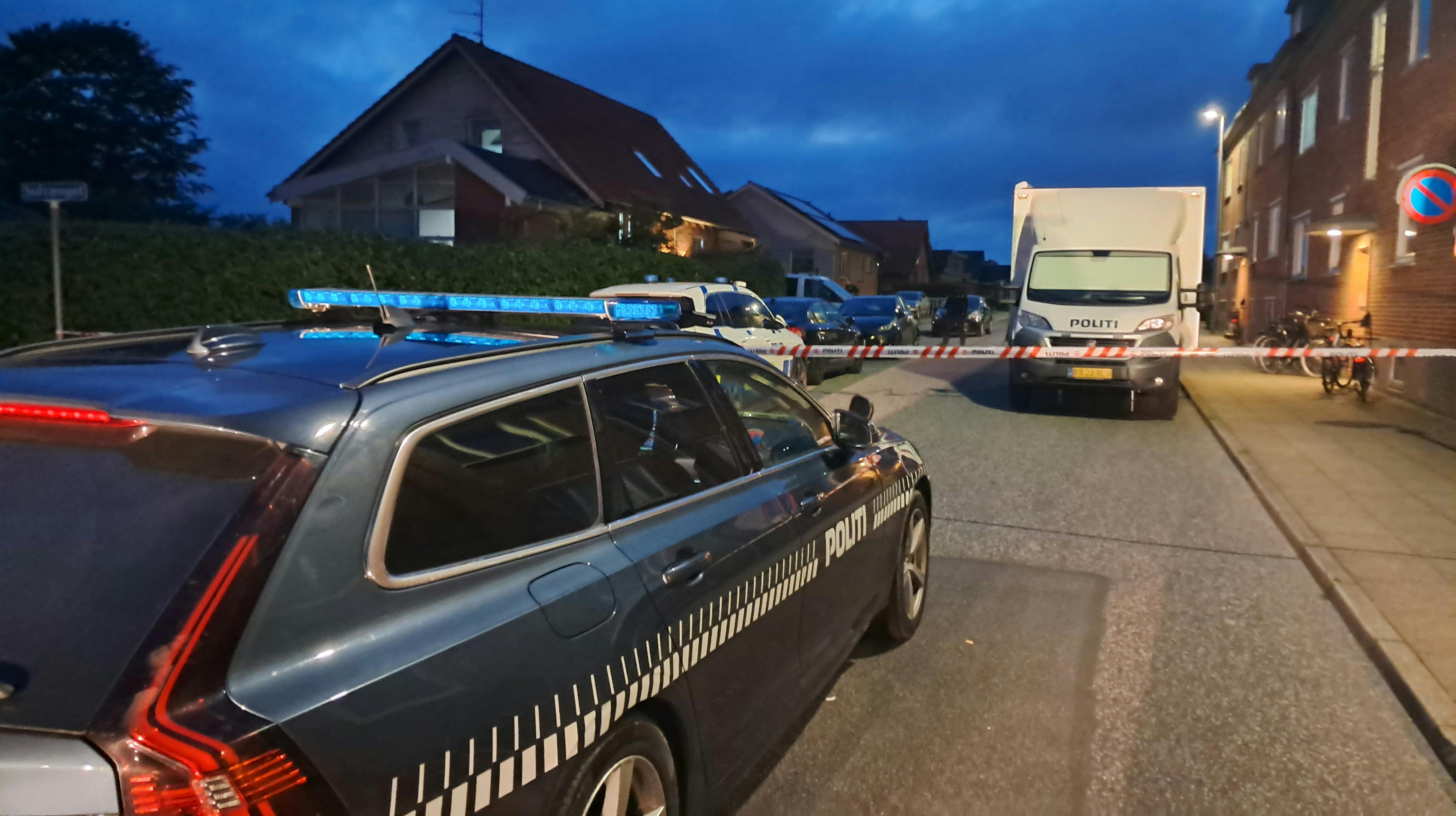 Politiet under anholdelsen af den 16-årige pige.