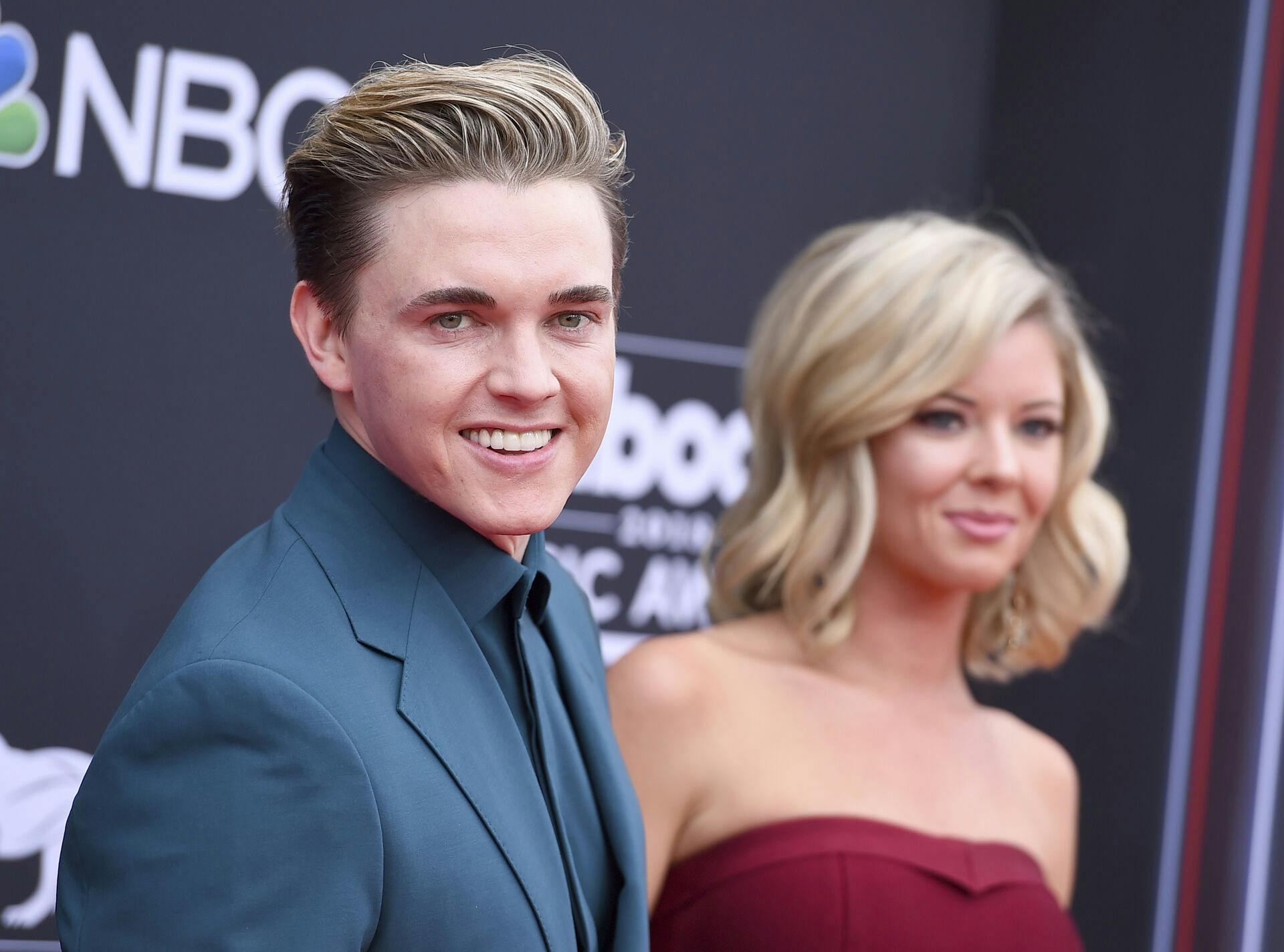 Jesse McCartney, left, and Katie Peterson arrive at the Billboard Music Awards at the MGM Grand Garden Arena on Sunday, May 20, 2018, in Las Vegas. (Photo by Jordan Strauss/Invision/AP)