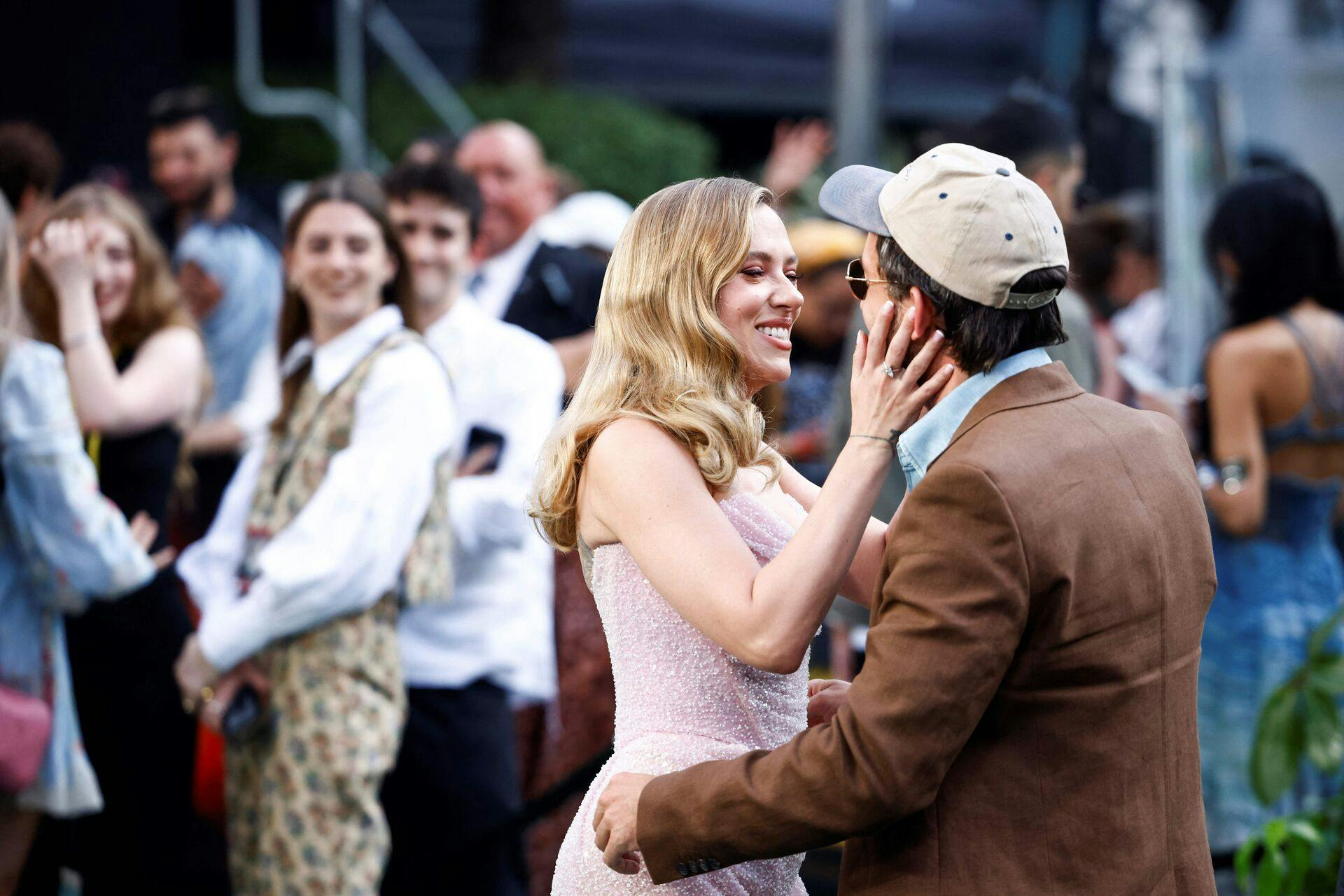 TOPSHOT - US actress Scarlett Johansson (L) hugs British actor Jonathan Bailey (R) as they arrive on the red carpet for the World premiere of the film "Jurassic World Rebirth" in central London, on June 17, 2025. (Photo by BENJAMIN CREMEL / AFP)
