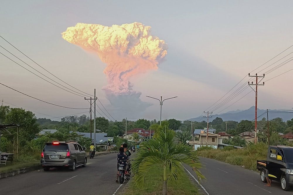 Mount Lewotobi Laki-Laki på den indonesiske ø Flores gik tirsdag i udbrud. Onsdag er flytrafikken på den populære ferieø Bali påvirket af vulkanudbruddet.