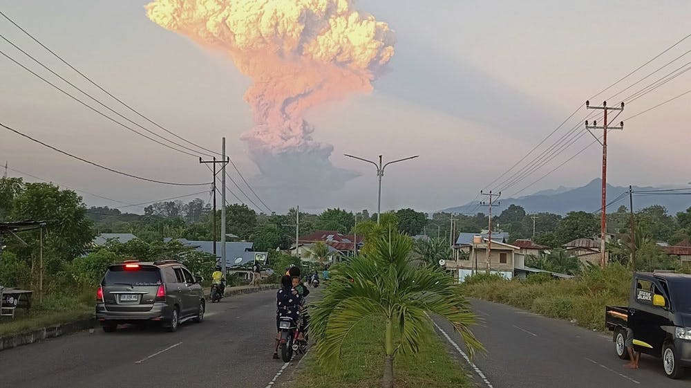 Mount Lewotobi Laki-Laki på den indonesiske ø Flores gik tirsdag i udbrud. Onsdag er flytrafikken på den populære ferieø Bali påvirket af vulkanudbruddet.