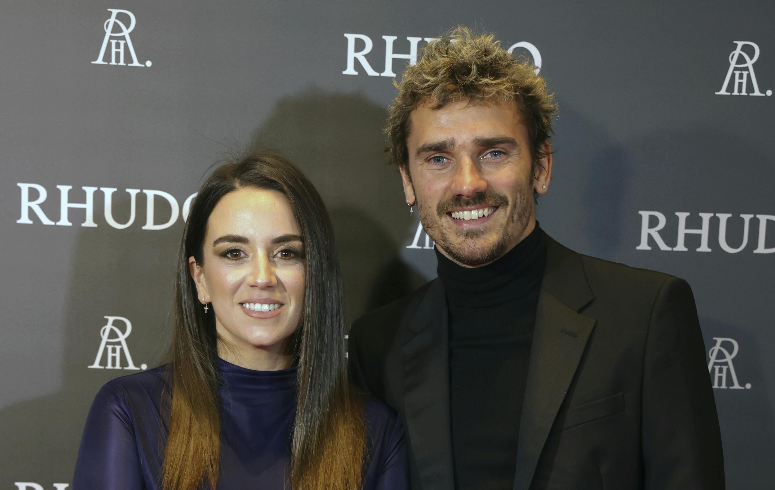 Den franske superstjerne Antoine Griezmann og konen Erika Choperena er blevet forældre til nummer fire. Parrets tre første børn blev alle født på den samme dato, men sådan er det ikke for nummer fire.