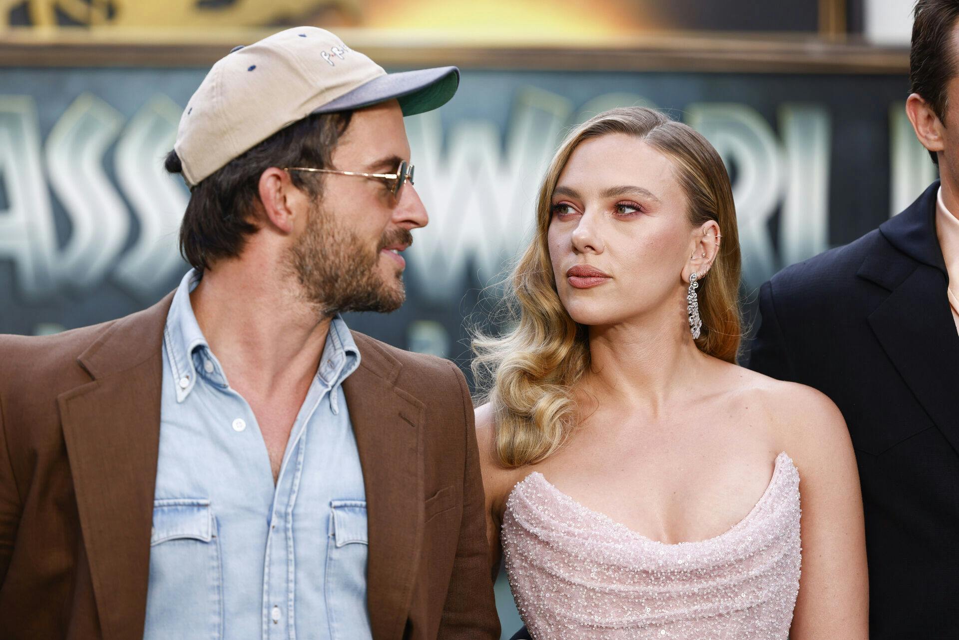 Jonathan Bailey, left, and Scarlett Johansson pose for photographers upon arrival at the premiere of the film 'Jurassic World Rebirth' on Tuesday, June 17, 2025, in London. (Photo by Millie Turner/Invision/AP)