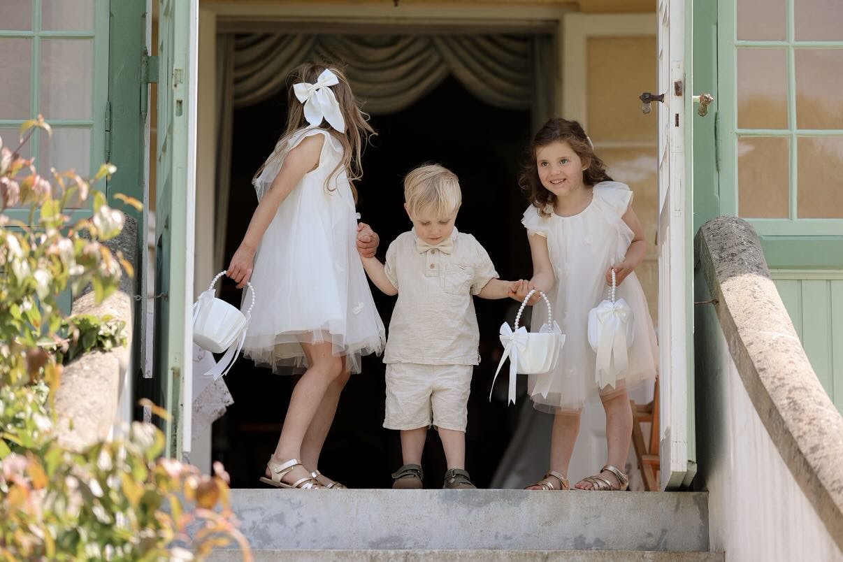 Der var ikke et øje tørt hos gæsterne, da Emily, Hailey og Pilou trådte ud af døren.