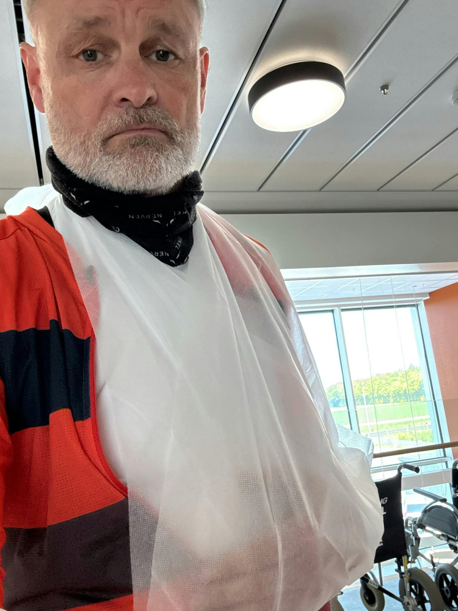 Fem timer efter, at Elming "tjekkede ind" på hospitalet, stod han klar til at passe jobbet som vært i fanzonen til VM i ishockey i Herning.