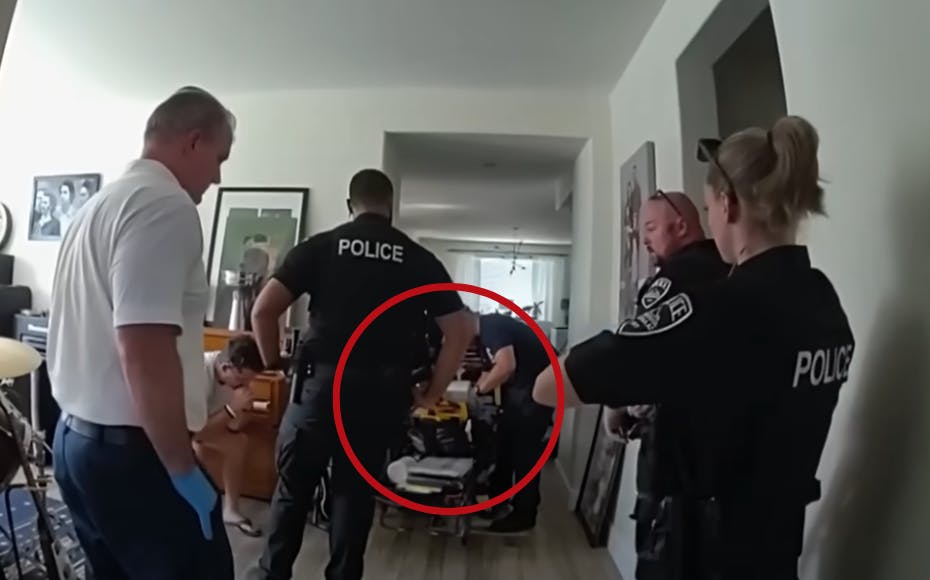 Her ser man, hvordan ambulancefolkene kæmper for at redde den lille piges liv. Til venstre på stolen ses faren, der nu risikerer livsvarigt fængsel.