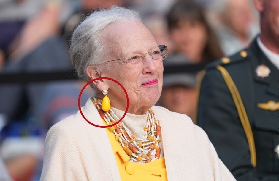 Dronning Margrethe var til at starte med iført et par store, gule øreringe, men pludselig forsvandt de.