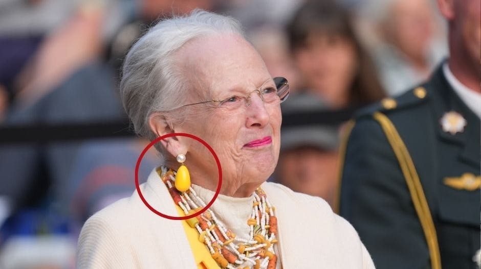 Dronning Margrethe var til at starte med iført et par store, gule øreringe, men pludselig forsvandt de.