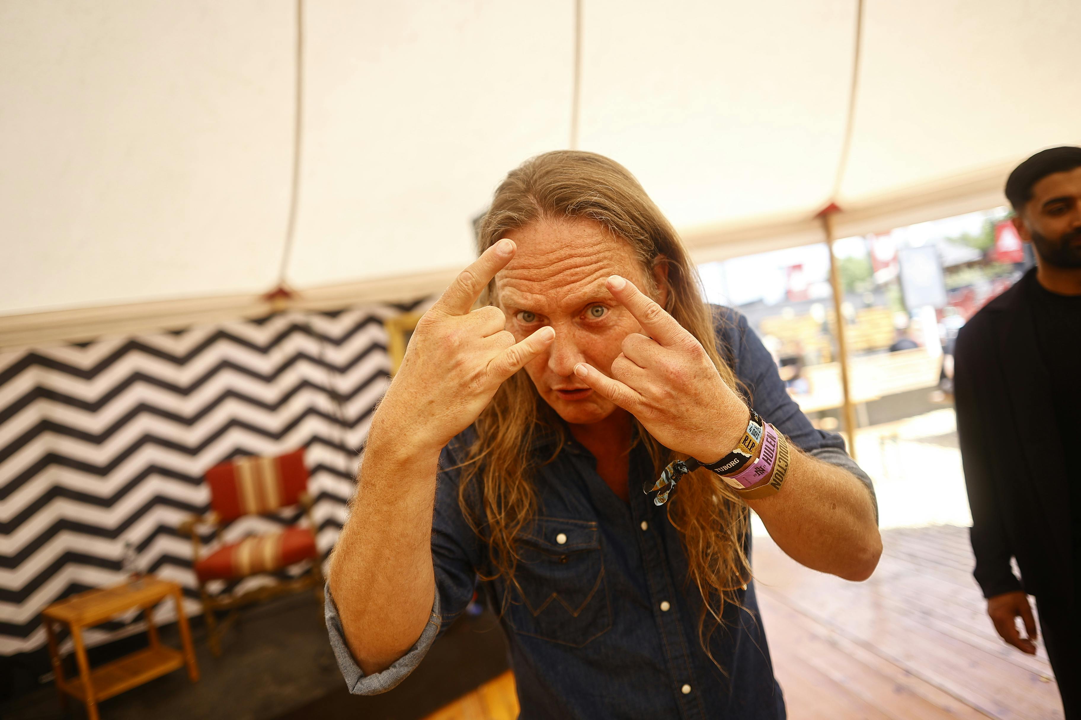Jesper Binzer hygger sig på Copenhell.