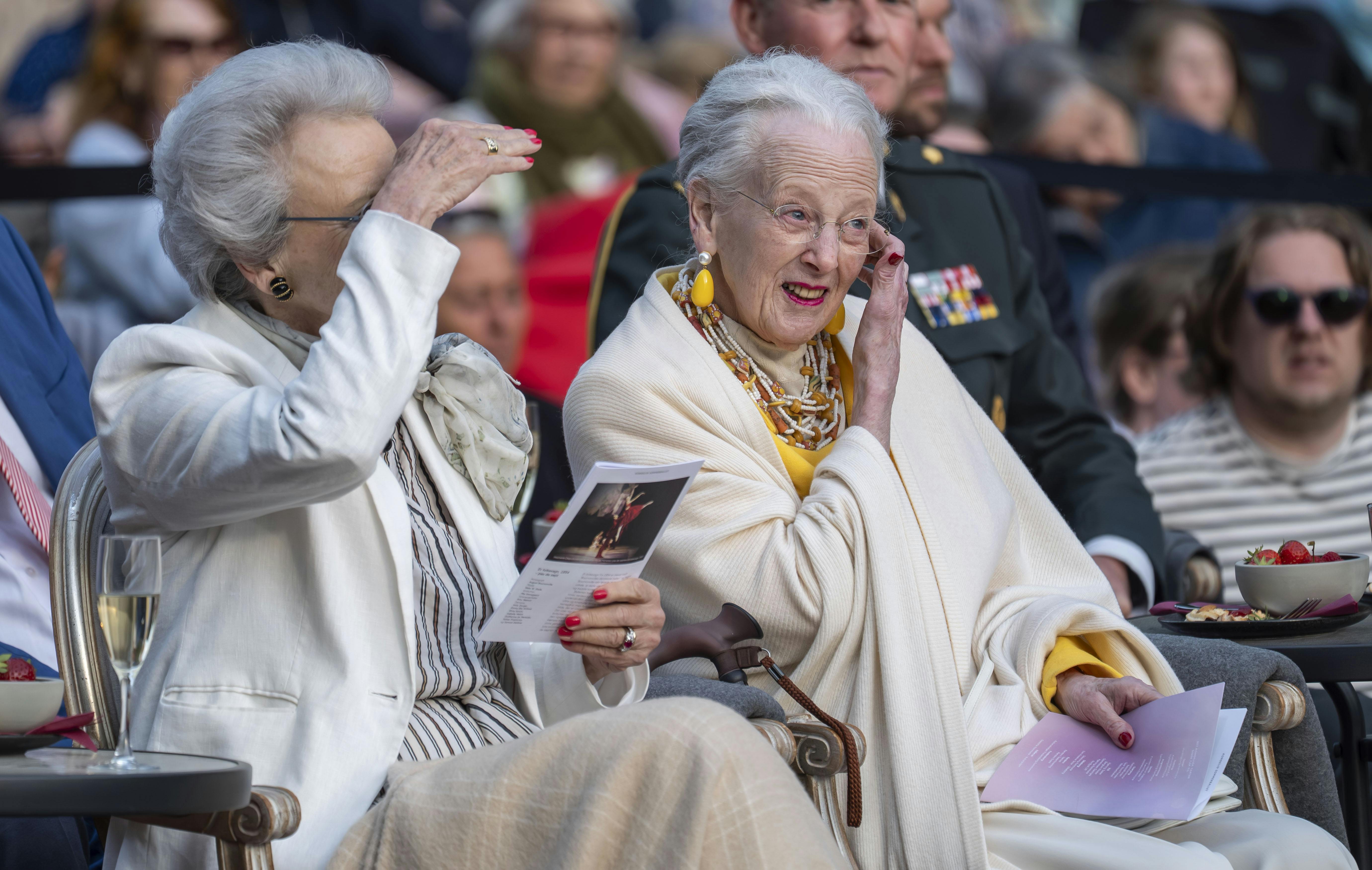 OPGAVE: Dronning Margrethe og prinsesse Benedikte overværer Det Kongelige Teaters balletopvisning ”Kongelig Sommerballet”STED: Fredensborg slotsparkDATO: 20250617JOURNALIST: Ulrik UlriksenFOTOGRAF: Hanne Juul