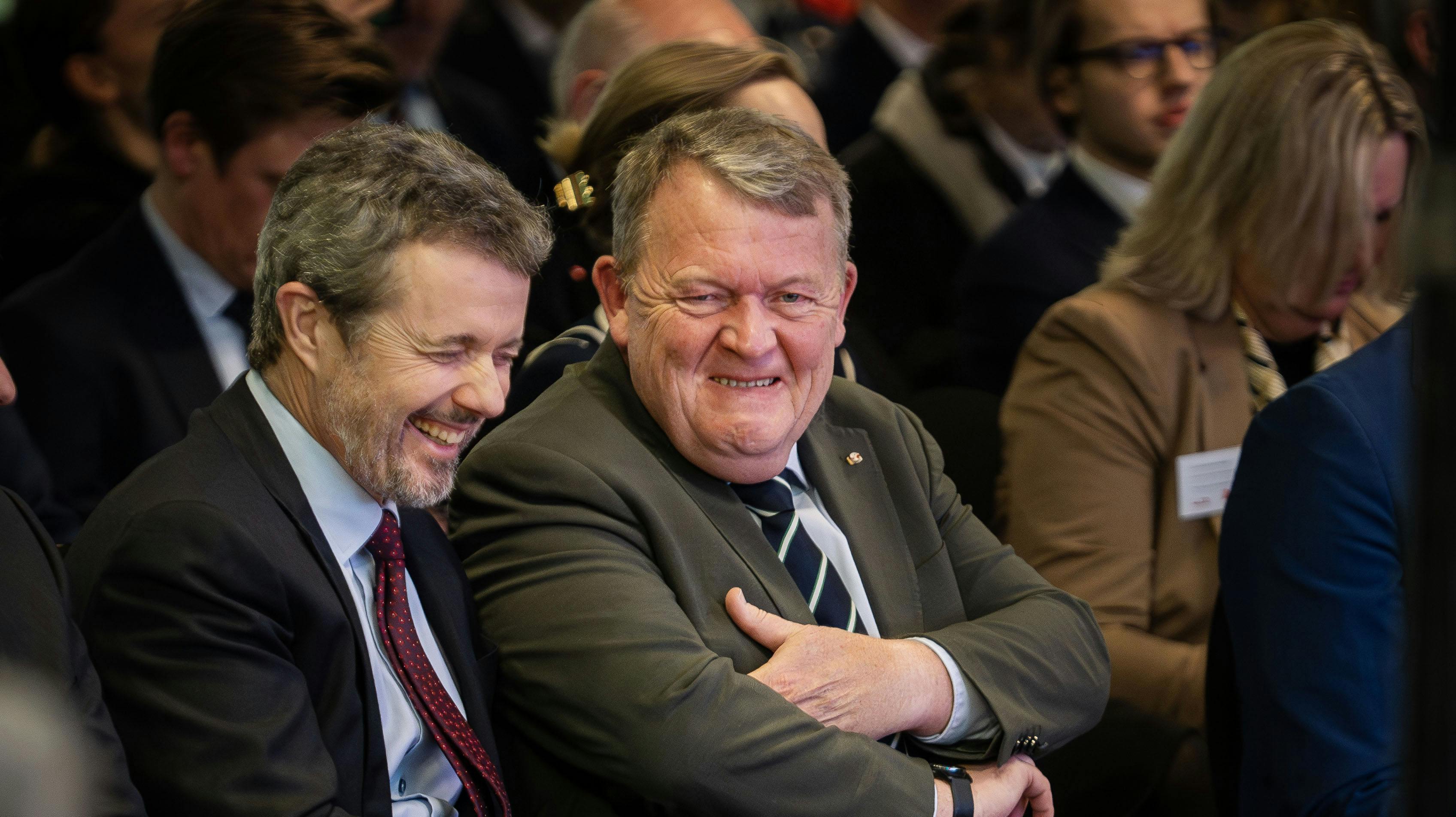 Kong Frederik og Lars Løkke Rasmussen griner