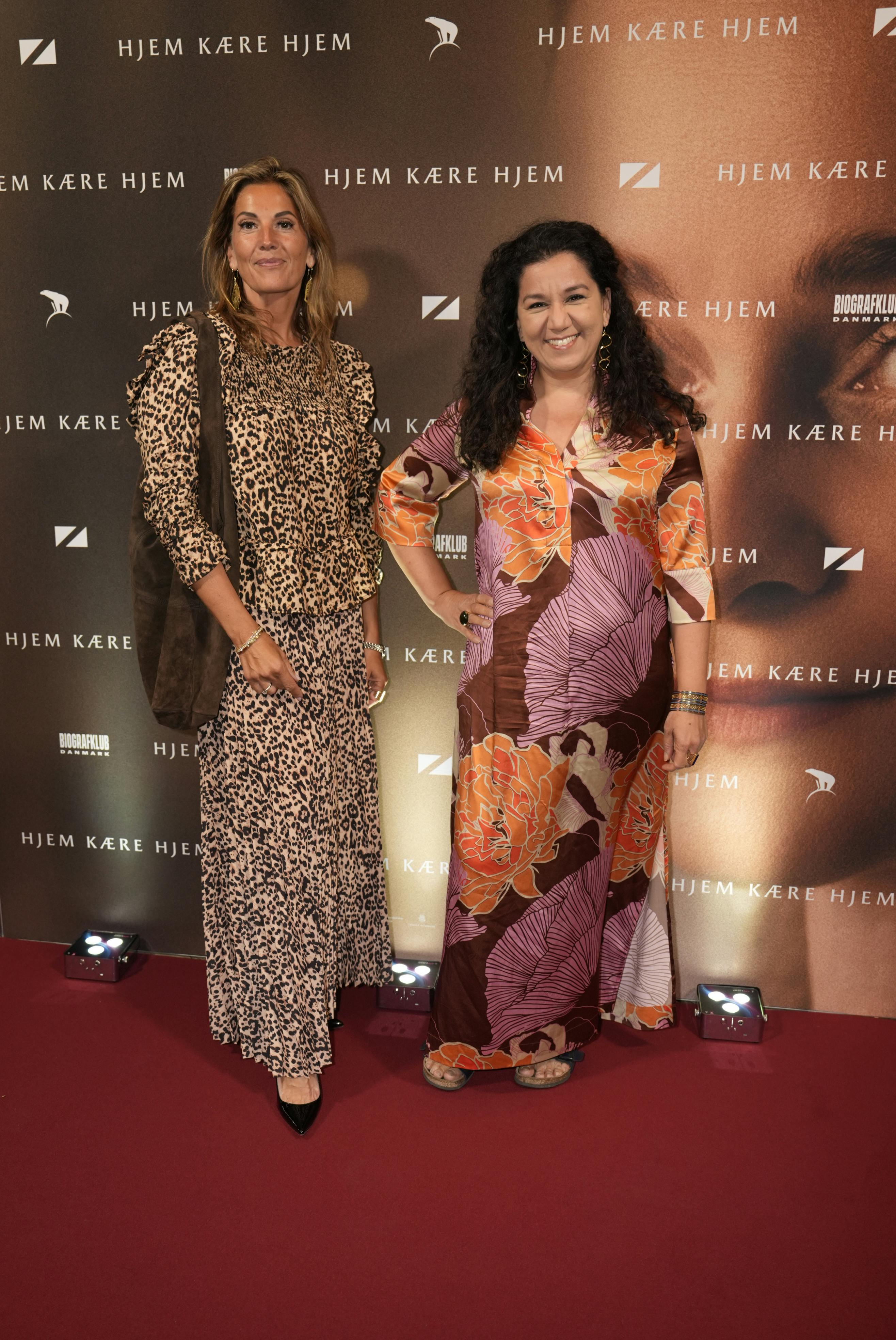 Simi Jan har givet veninden titlen som marketingchef i smykkevirksomheden. Den har intet budget, og som veninde arbejder hun ulønnet, forklarer de.