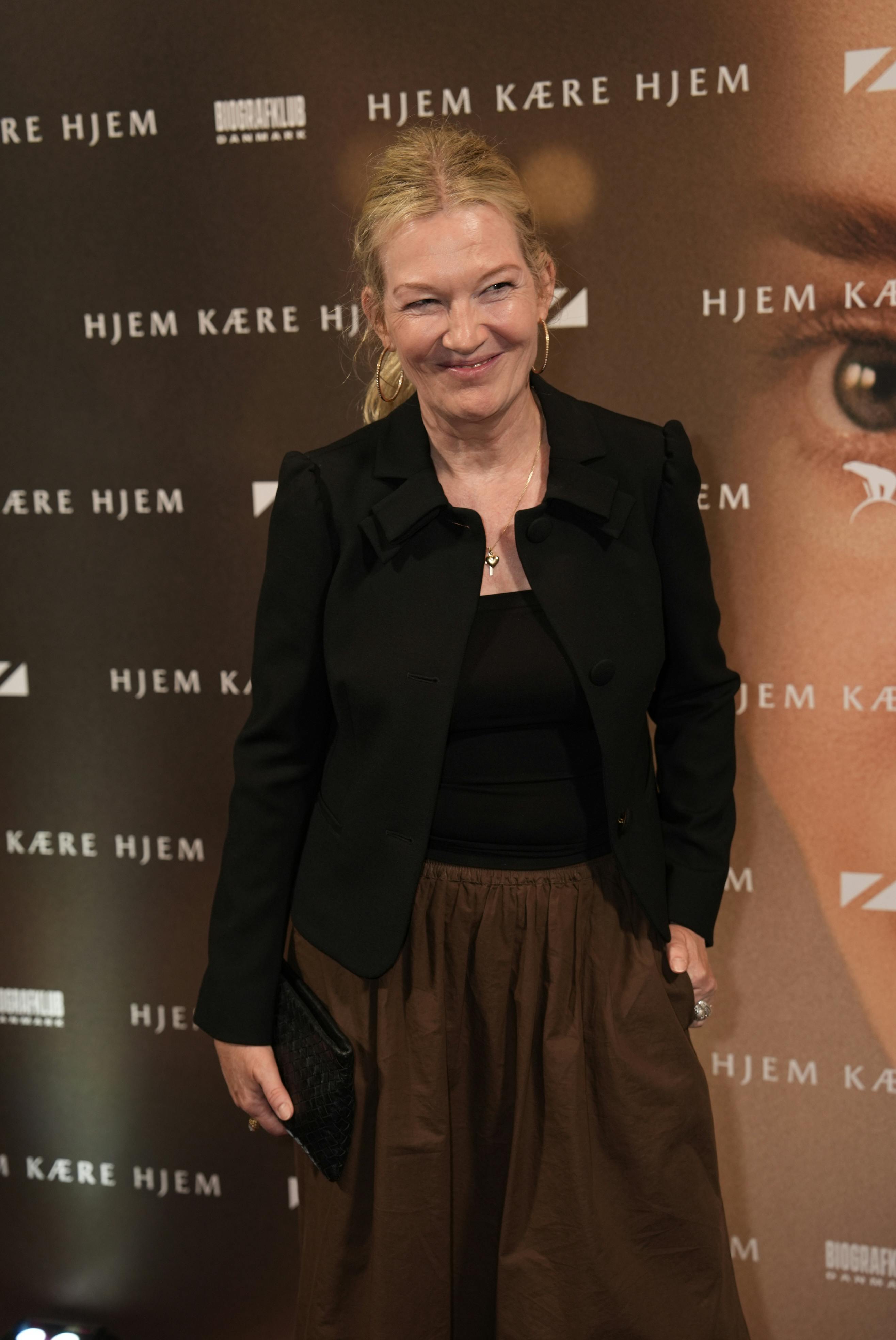 Anne-Grethe Bjarup Riss har det svært for tiden, efter Søren Poppels død. Hun er bedste veninder med hans enke, Trine Appel.