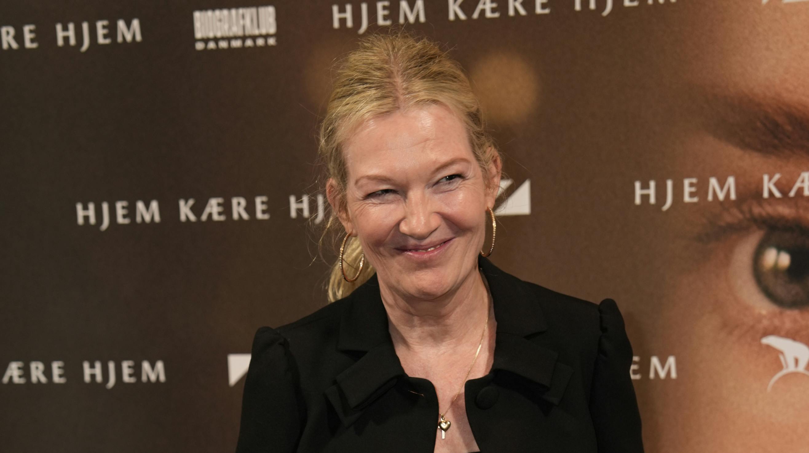 Anne-Grethe Bjarup Riss har det svært for tiden, efter Søren Poppels død. Hun er bedste veninder med hans enke, Trine Appel.