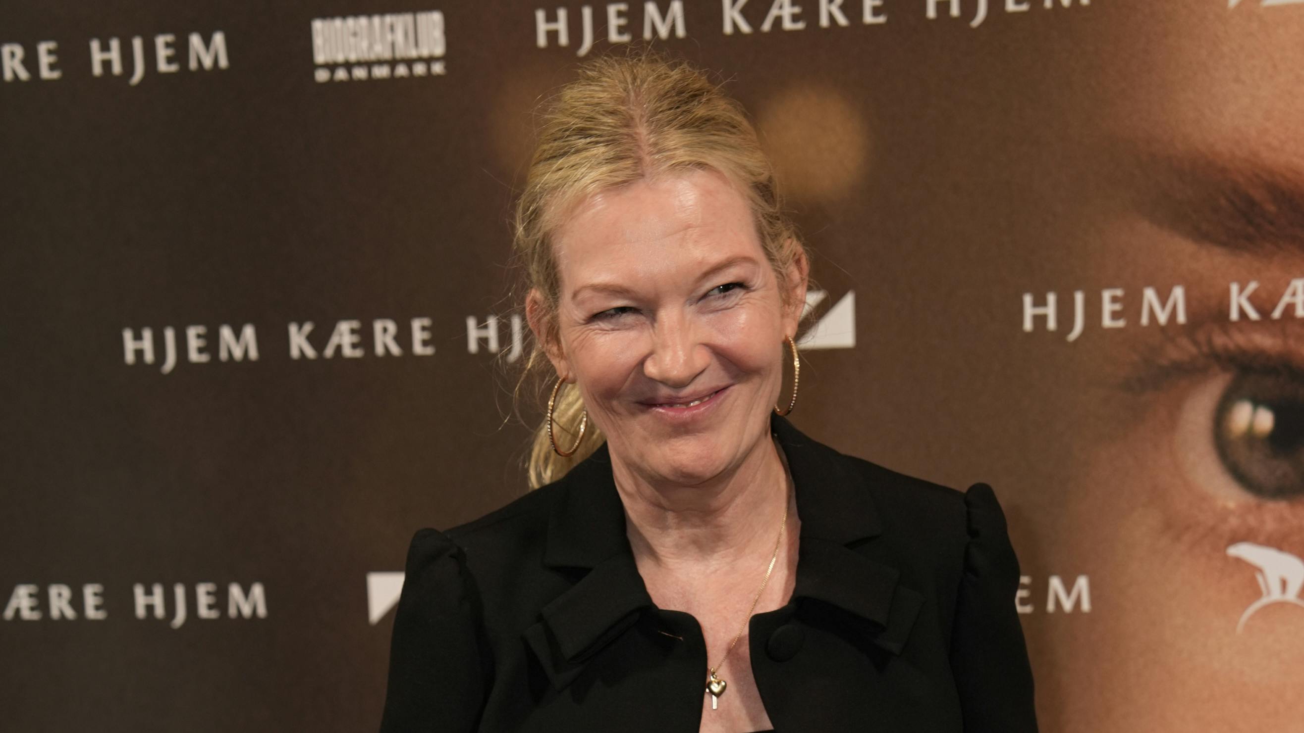 Anne-Grethe Bjarup Riss har det svært for tiden, efter Søren Poppels død. Hun er bedste veninder med hans enke, Trine Appel.