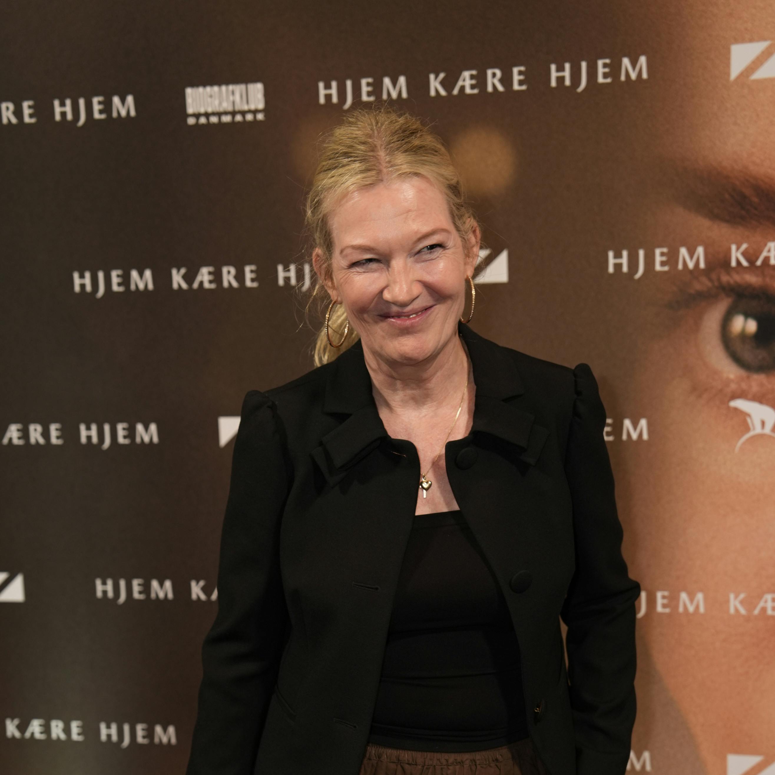 Anne-Grethe Bjarup Riss har det svært for tiden, efter Søren Poppels død. Hun er bedste veninder med hans enke, Trine Appel.