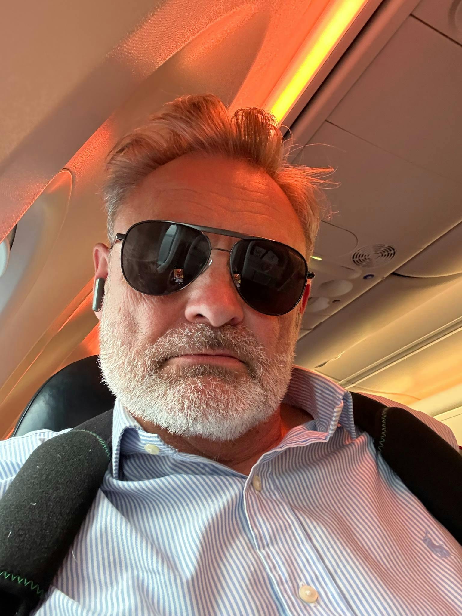 - Jeg overlevede 14 dage med smertestillende og med tornyster på, som holder skulderen på plads, lyder det fra Claus Elming.