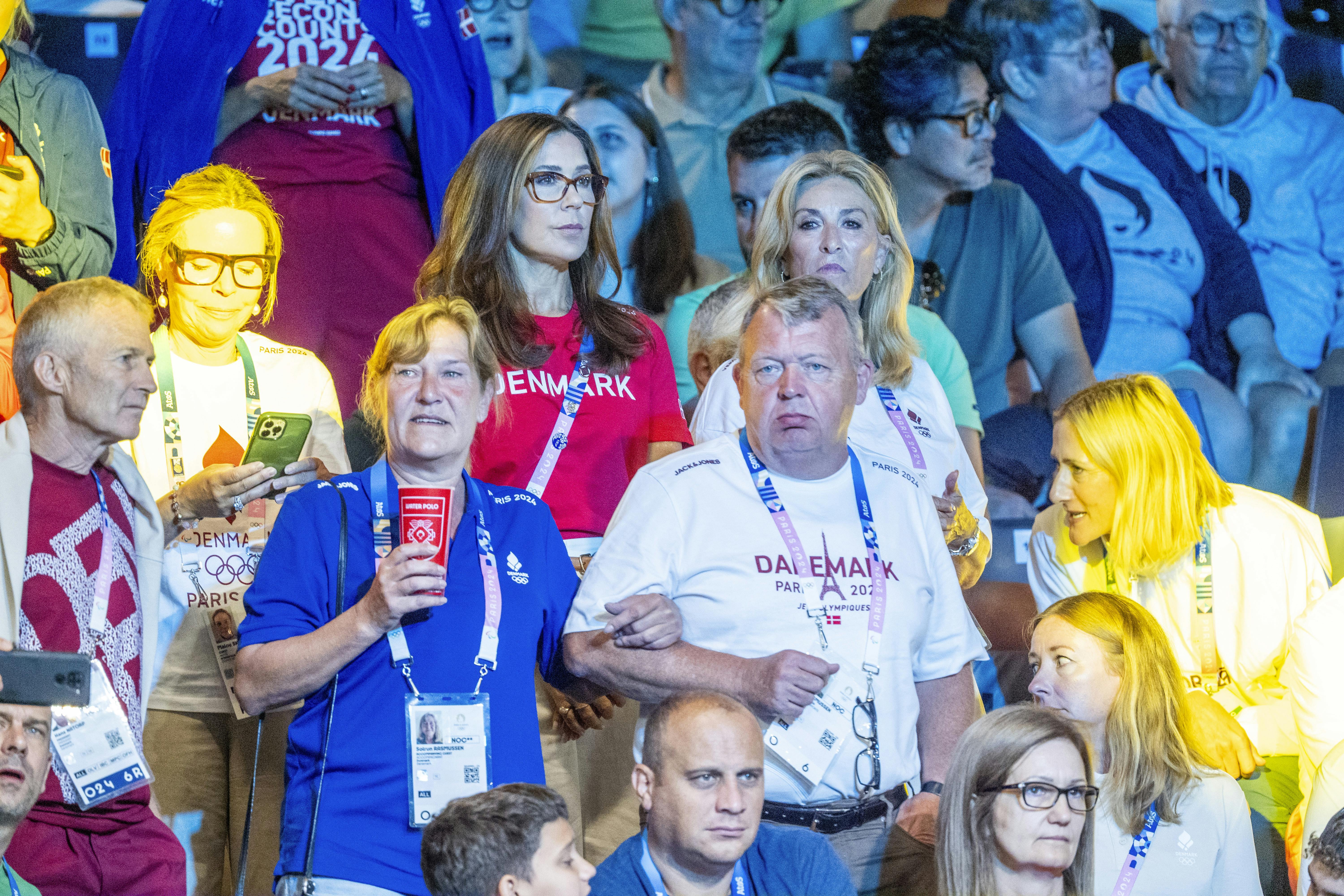 Her står han med sin kone Sólrun og vores dronning Mary.