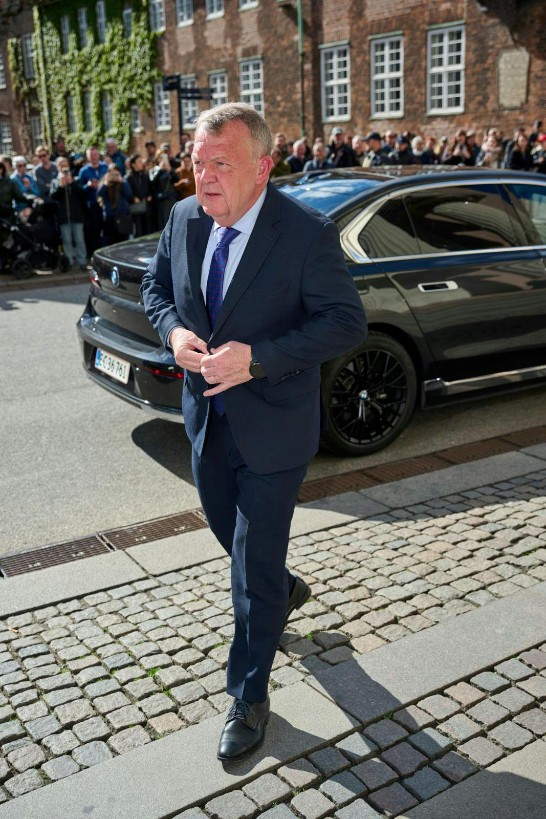 Hvem mon har betalt for hans jakkesæt på billedet her fra sidste måned?