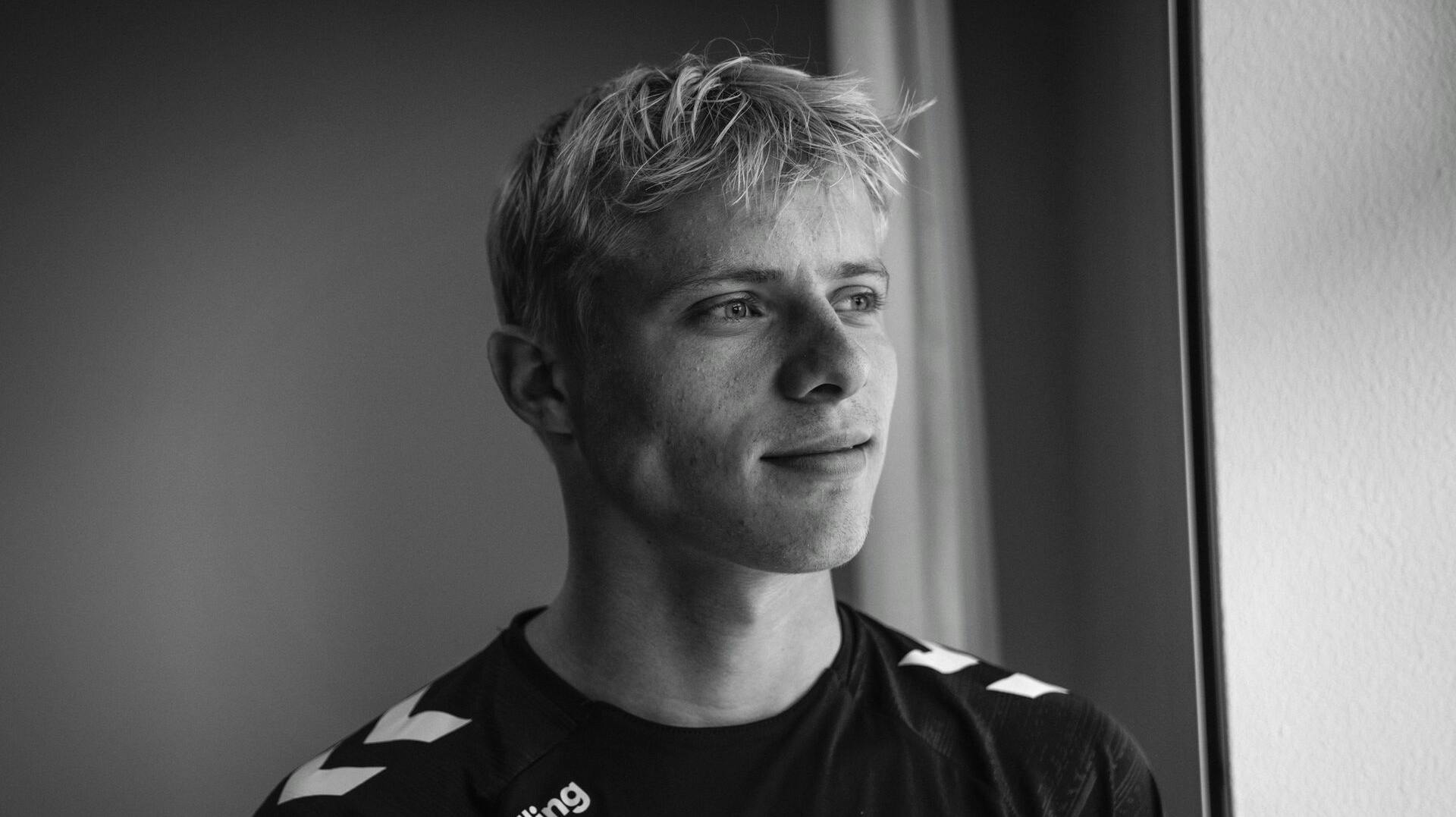 Oscar Højlund smiler med god grund. Den 20-årige midtbanespiller har kæmpet sig tilbage fra en skade, slået igennem i Bundesligaen – og fået debut ved U21-EM: - Jeg har flyttet mig på alle fronter, siger han med stolthed.