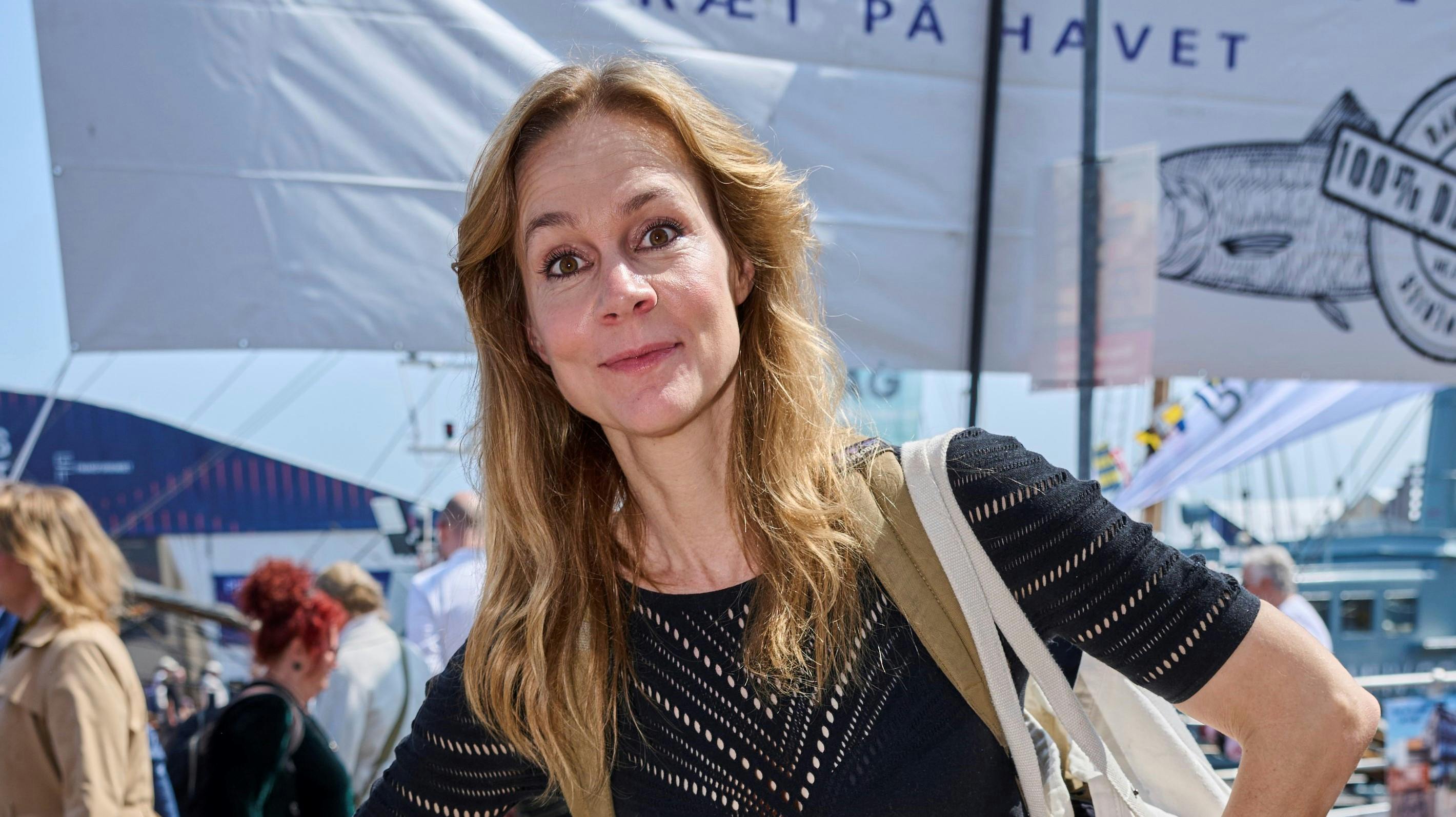 Opgavebeskrivelse: Folkemøde dag 1.Sted: Allinge, BornholmFotograf: Lars H. LaursenJournalist: Tanja Larsen og Aviaya HansenDato: 2025.05.27