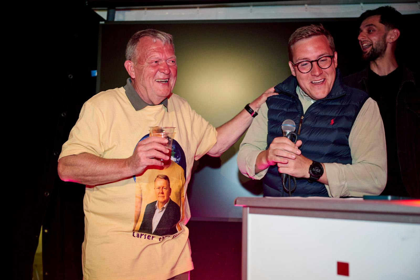 Lars er god til at hygge sig. Her til Folkemødet med sønnen Bergur, der også er endt i politik.